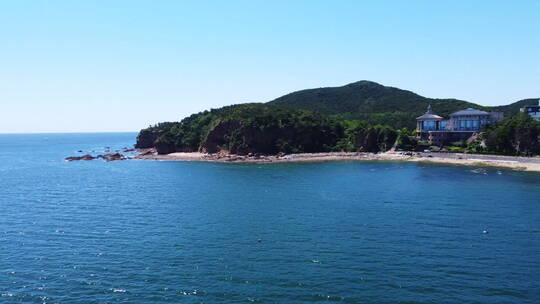 大连棒棰岛碧海蓝天海边沙滩湾区