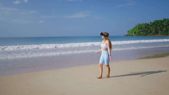 VR耳机中的女人在海滩上探索虚拟热带海浪