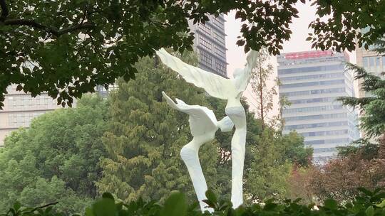 中心绿地公园大地之母雕塑视频素材模板下载