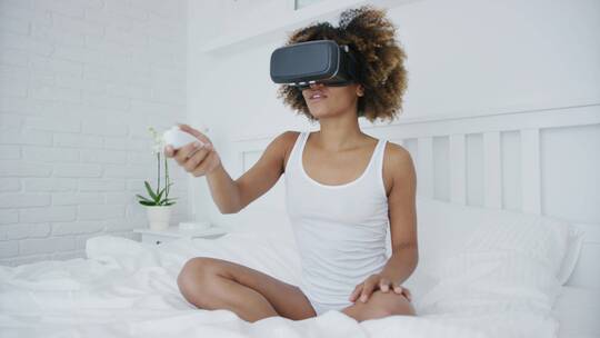 女人带VR眼镜在玩游戏