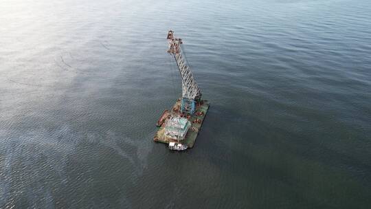 航拍威海高区海面上的一条航吊船