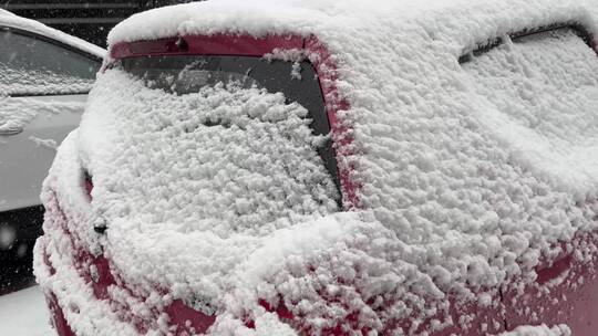 汽车私家车下雪落雪积雪