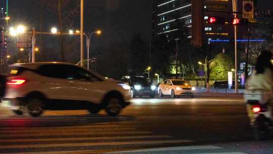 夜晚城市行人过马路汽车车辆车流人流夜景人