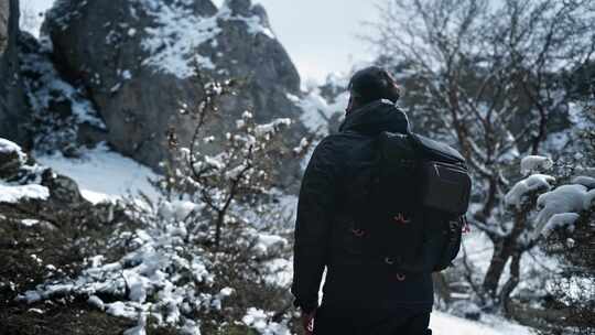 男人，徒步旅行者，站着，环顾四周