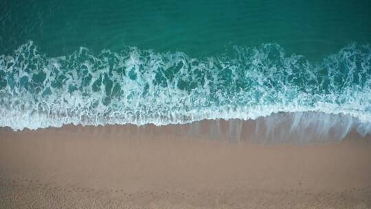 美丽的波浪拍打在金色的沙滩上视频素材模板下载