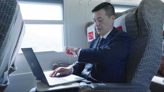 成功人士在高铁上使用笔记本电脑