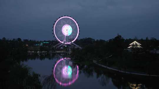 夜晚湖边摩天轮璀璨灯光倒影之景