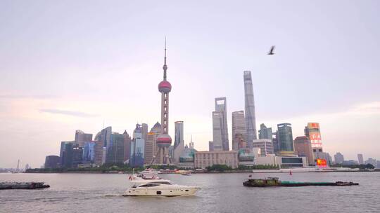 上海外滩黄浦江上船只来来往往视频素材模板下载