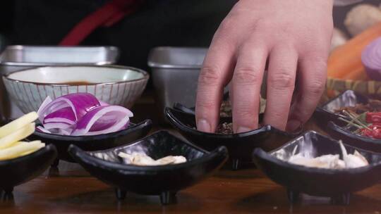 手特写抓孜然准备撒料高速升格餐饮