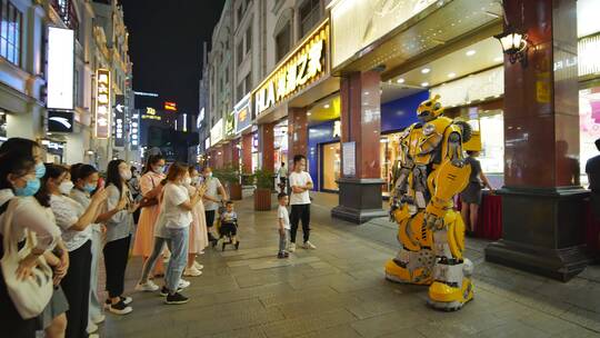 广西南宁兴宁路骑楼老街步行街夜景夜市街景