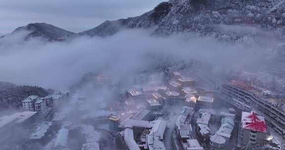 庐山牯岭镇正街街道雾凇云雾雪景