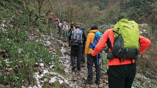 户外爱好者雪天登山