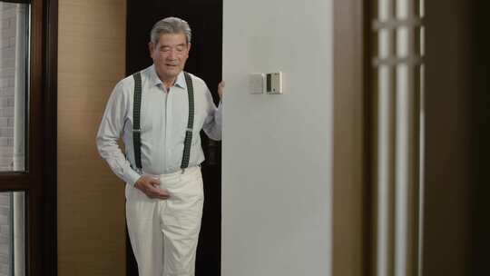 老人尿频的尴尬瞬间老年男性健康问题