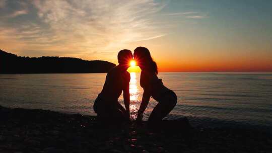 高级感镜头海边夕阳情侣亲吻剪影
