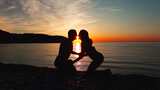 高级感镜头海边夕阳情侣亲吻剪影高清在线视频素材下载