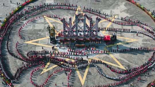 人群围圈舞台表演俯拍画面