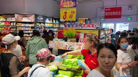 济南大润发超市，市民购物肉类、水产等商品