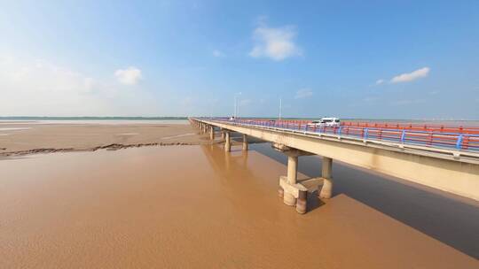 郑新黄河大桥穿越机航拍黄河沿岸自然风光4K视频素材模板下载
