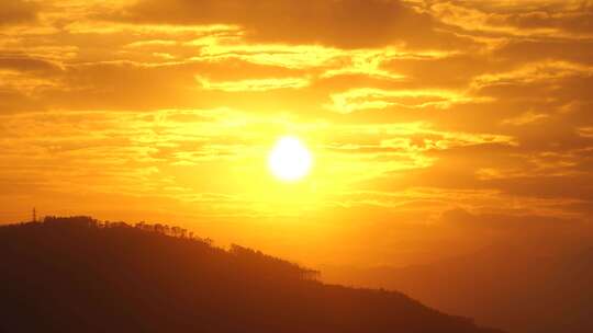 山峰日出实拍日落夕阳黄昏山脉风景太阳下山