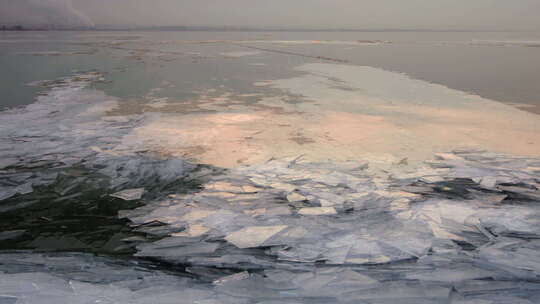 犹他湖海岸线上堆积的冰的时间推移