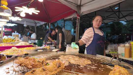 泰国清迈铁板上正在烹饪的煎蛋