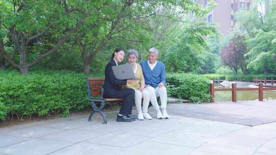 为老人讲解服务