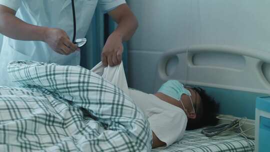 医院里医生在救治躺在病床上的男人