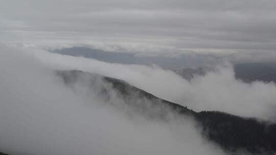 青海海南果什则山峰云雾航拍视频