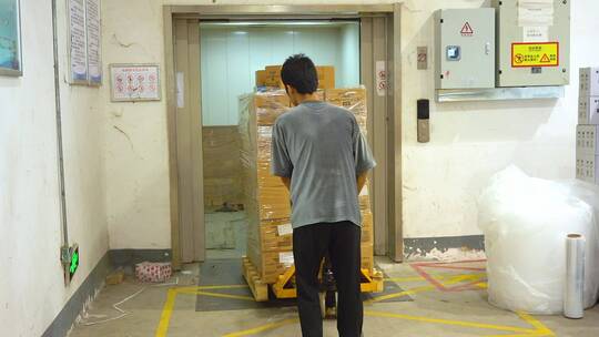 货物搬运进电梯视频素材模板下载
