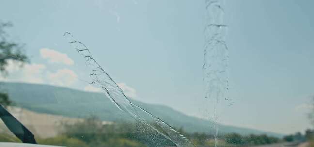 喷水时挡风玻璃雨刷清洁窗户