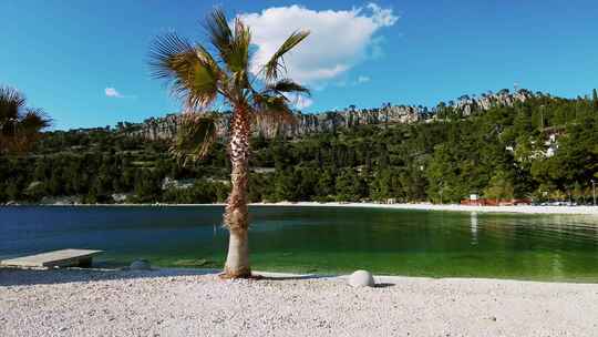 克罗地亚达尔马提亚地区斯普利特卡斯朱尼海滩的手持平移照片。风景与