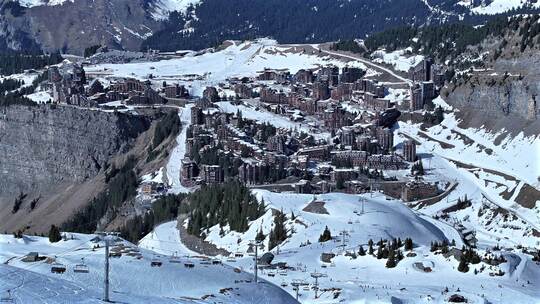 Avoriaz法国阿尔卑斯山滑雪村的高空