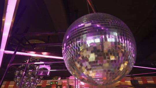音乐餐厅的霓虹环境镜面球