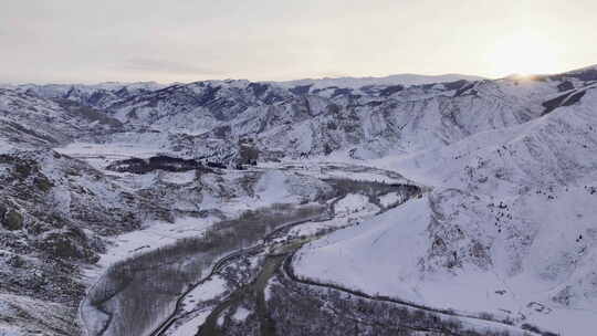 雪山中的大型露天矿场和森林