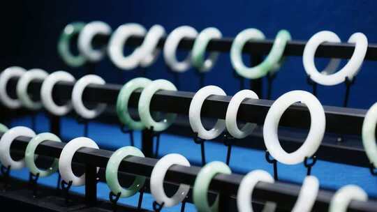 展示架上的翡翠玉镯