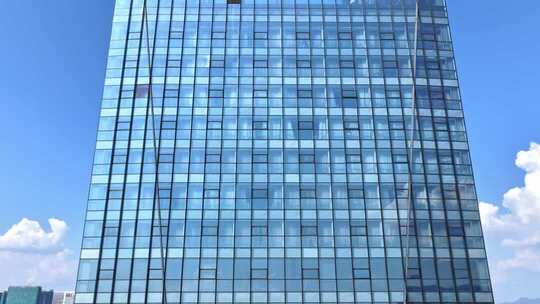 义乌高端办公楼纯净的玻璃幕墙