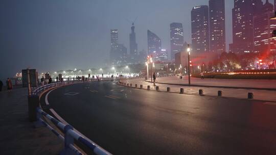 雨后城市街道烟火气霓虹灯