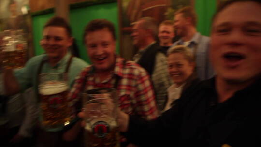 德国慕尼黑啤酒节狂欢 外国男人喊口号碰杯