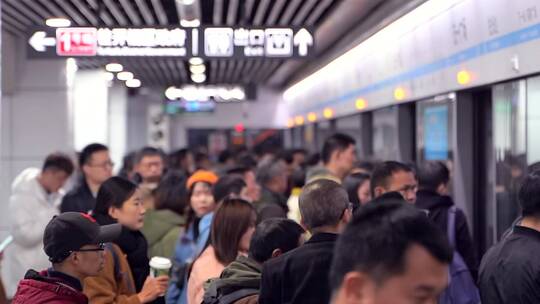 拥挤上下地铁的客流视频素材模板下载