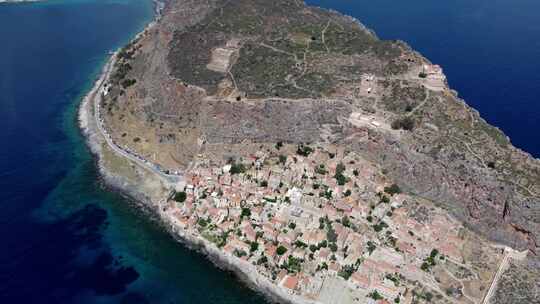 无人机拍摄的希腊蒙内姆瓦西亚村庄房屋被大