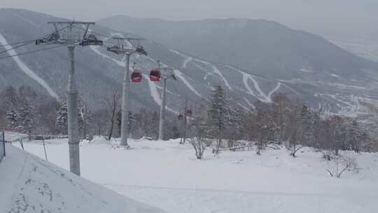 航拍吉林省吉林市北大湖滑雪场的吊厢缆车