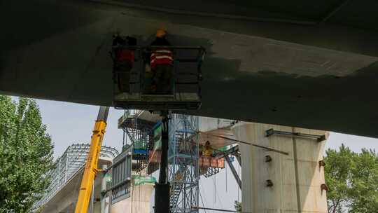 高铁高架桥建设中工地工人