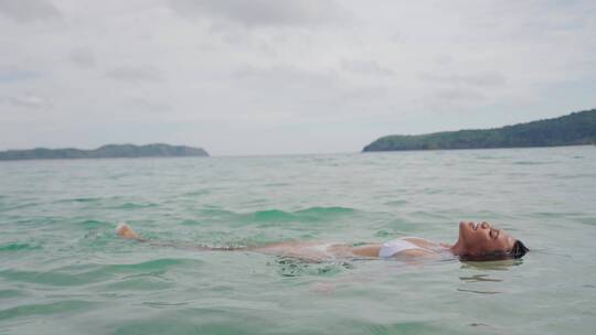 漂浮在海洋的女人