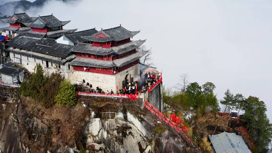 云海上的腾冲云峰山