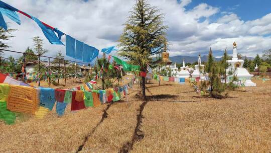 实拍蓝天白云经幡金塔西藏风景