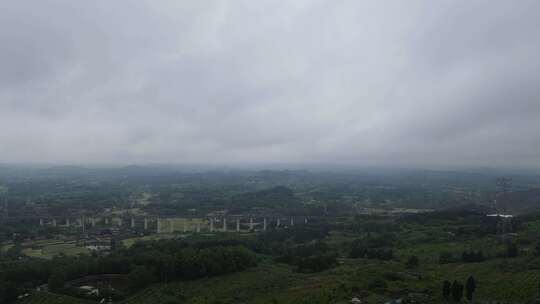 四川盆地的高铁与山野天空