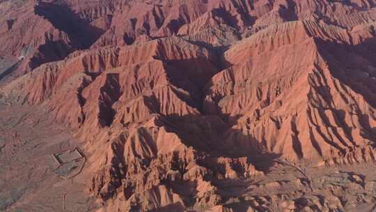 航拍俯瞰大场景红山峡谷隧道视频素材模板下载