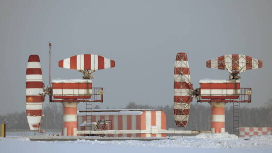 雪地里的机场雷达设备