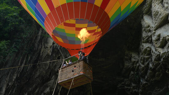 湖北恩施腾龙洞景区热气球飞行器视频素材模板下载
