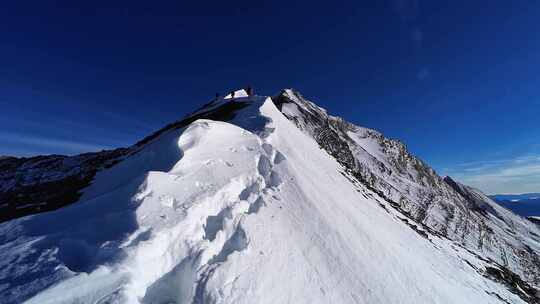 攀登四川岷山山脉主峰雪宝顶雪峰的登山队